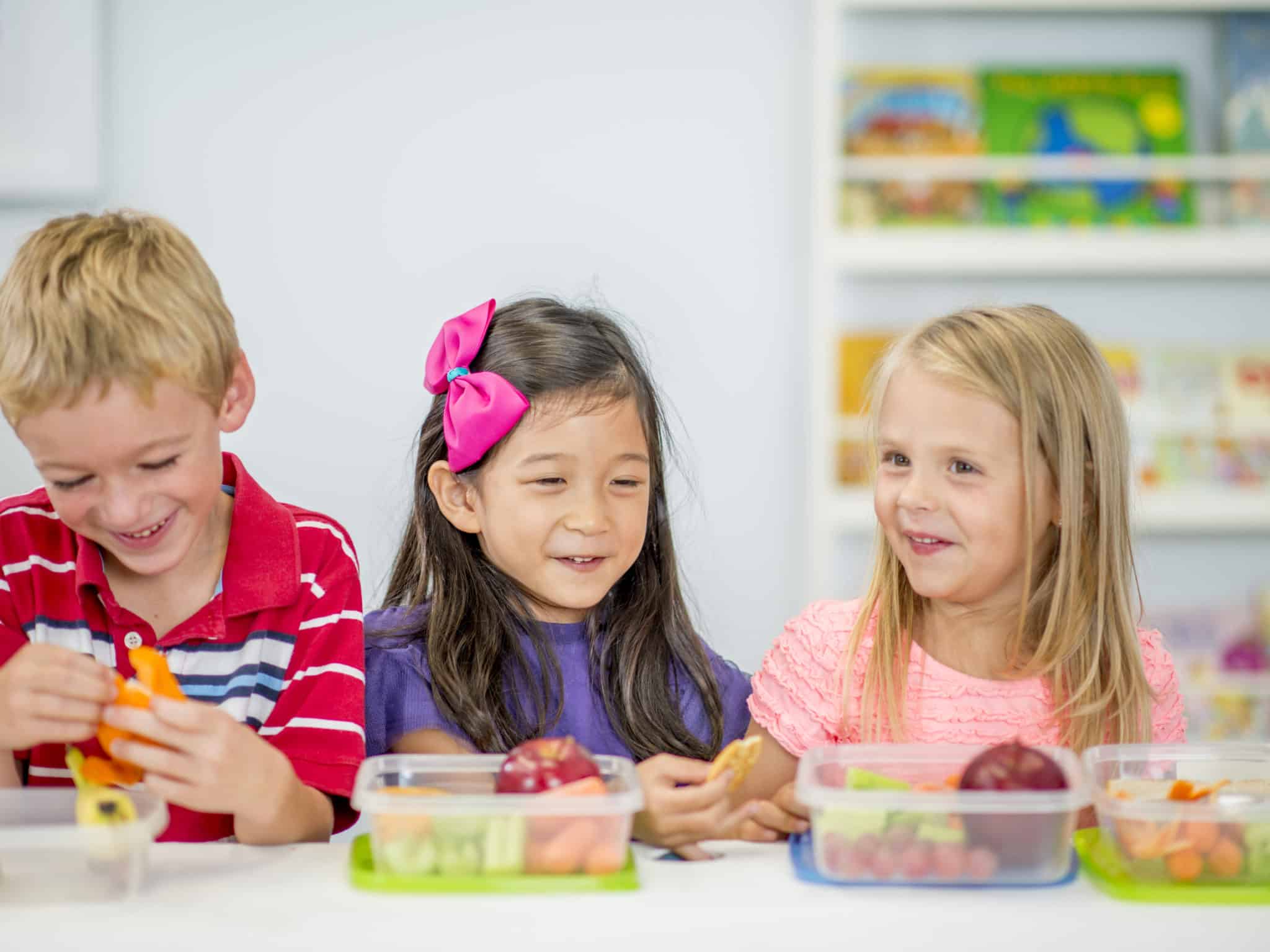 Children s set. Дети обедают. Перекус в детском саду. Дети едят в садике. Обед в детском саду.